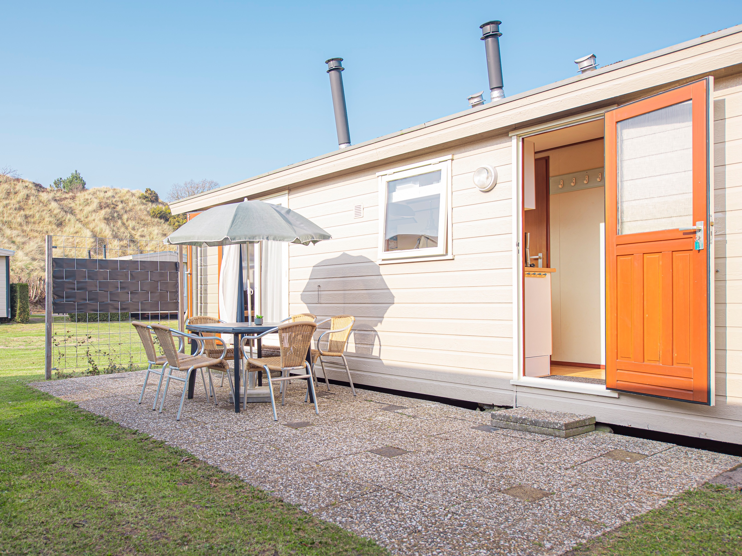Chalet voor 4 tot 6 personen aan de wegkant op camping Wulp